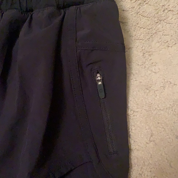 Black Lululmon 4” Tracker Shorts Size 4 - Picture 3 of 4